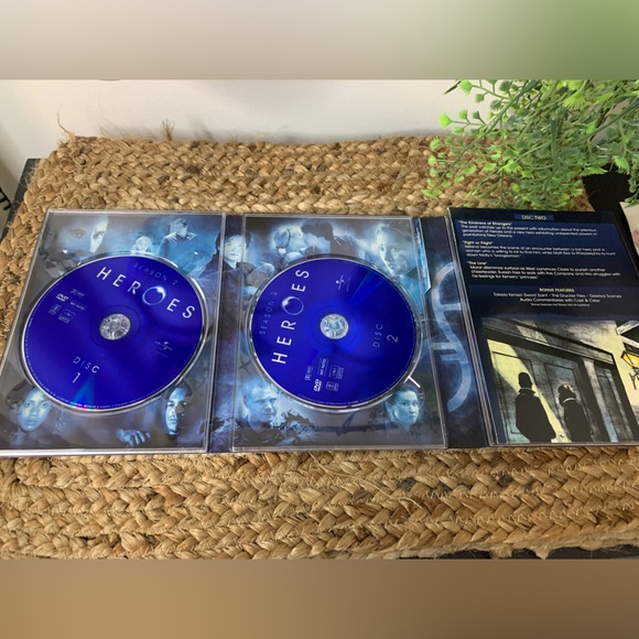 HEROS Season 2 DVD Box Set. EUC - Picture 4 of 6
